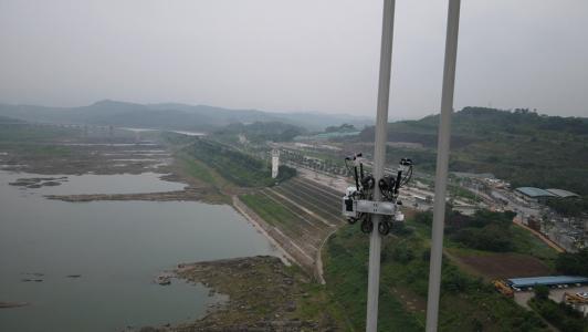 中心牵头研制的主缆机器人在重庆郭家沱长江大桥成功登顶 