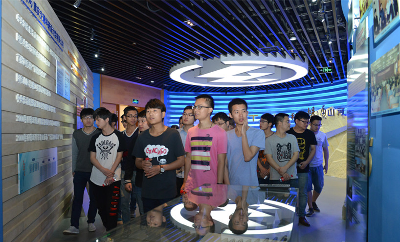 “山区公路科技创新科普周”活动迎来首批参观者 