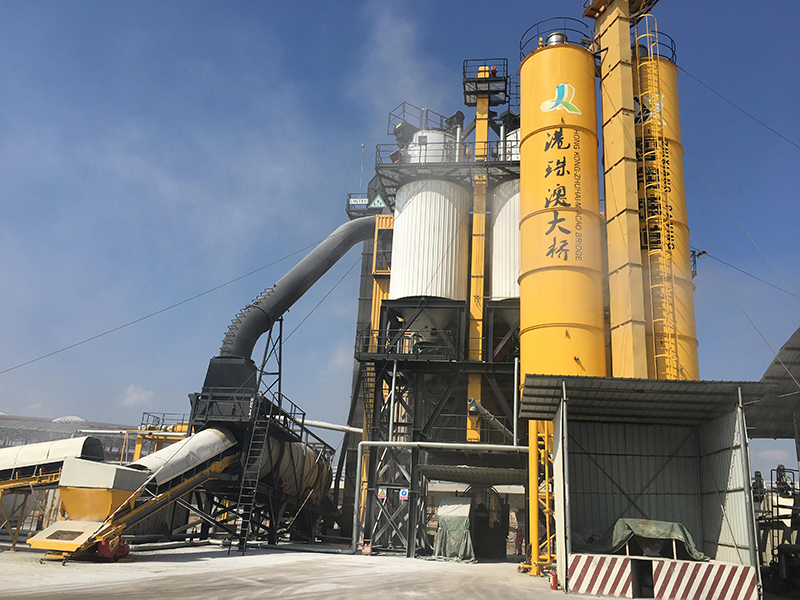 港珠澳大桥钢桥面铺装首件制工程顺利实施