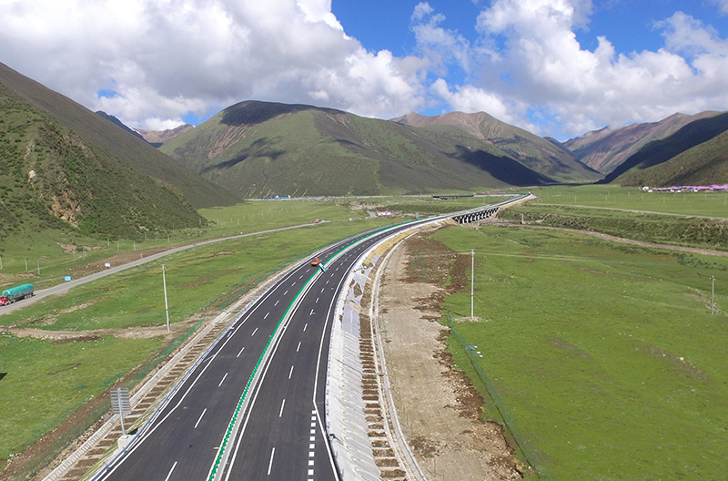 鏖战雪域筑天路——国道318线林拉高等级公路建成通车