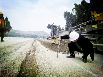 潼荣高速监理：注重处理好“四个关系”