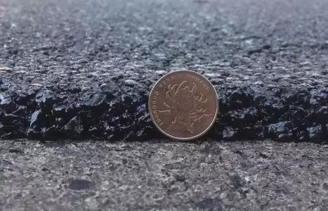 超薄罩面为公路穿上“防护衣”